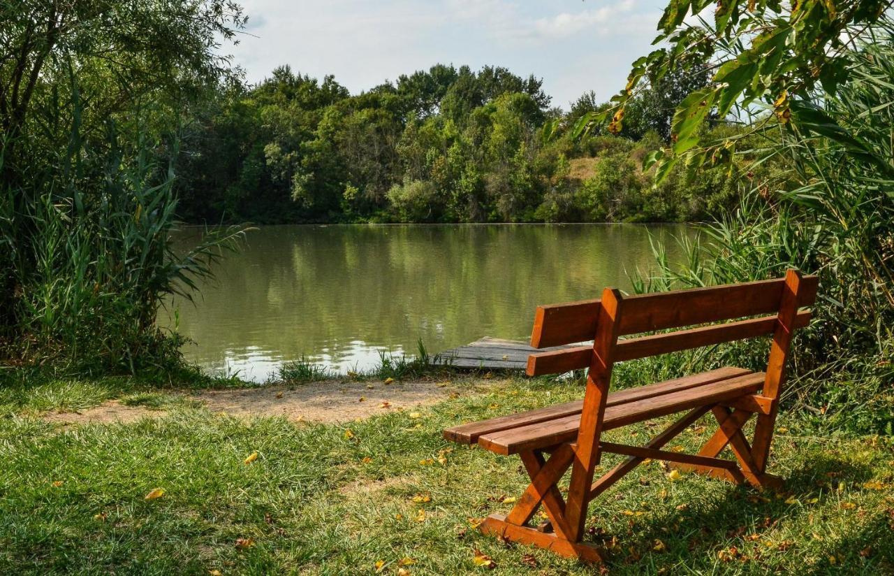 Antal-Tavi Fogado Es Horgaszparadicsom Szentes Exteriér fotografie
